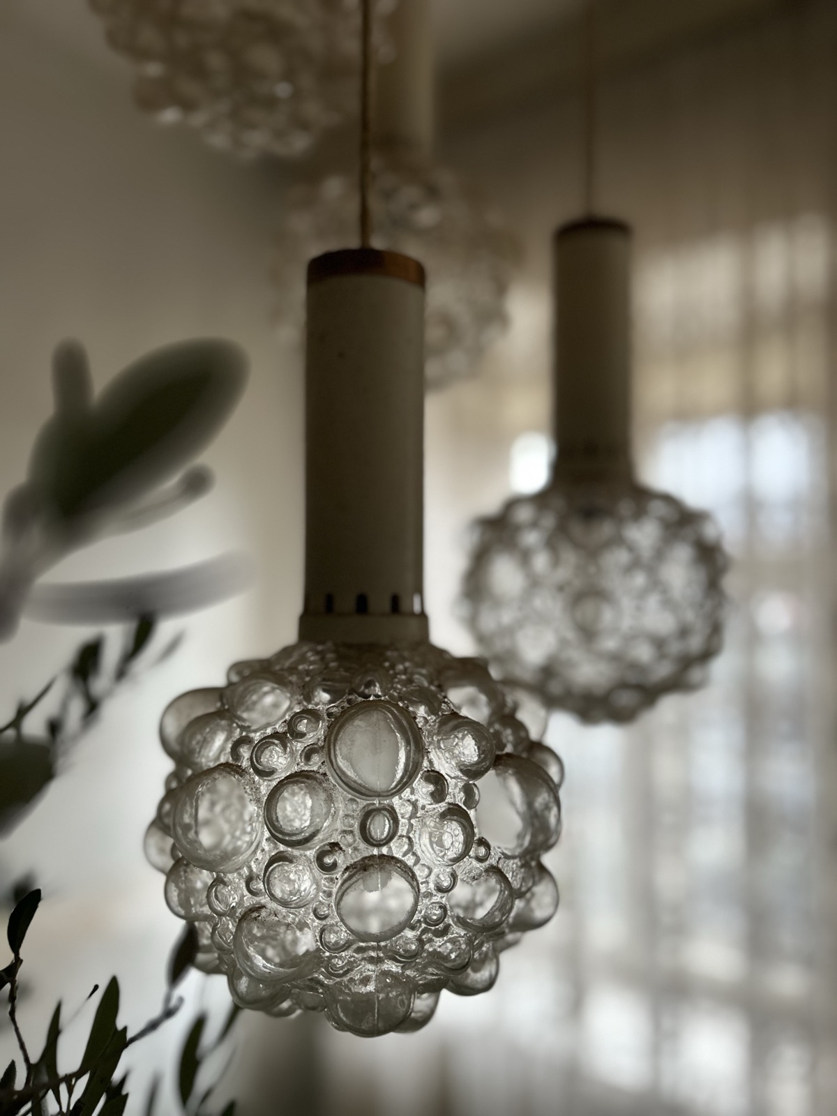 Kamin mit Fliesenrelief und Pendelleuchte im Wohnhaus Panitzsch