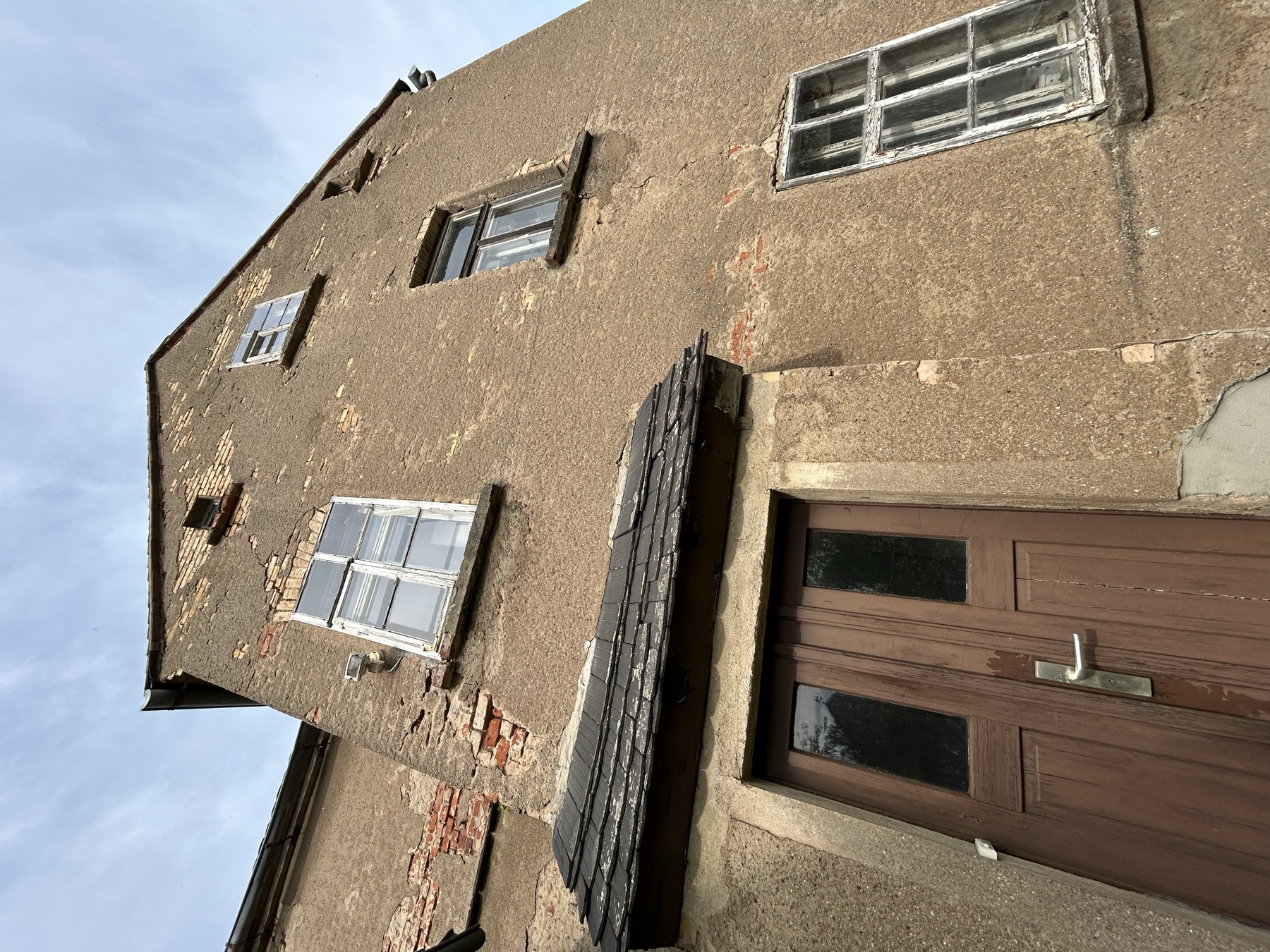 Wohnhaus Sehliser Str. 11: braune Holztür und Eingang